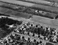 847609 Luchtfoto van de Bergweg (links onder) op de Rondweg-West te Veenendaal (onderdeel van de T13, de tertiaire ...